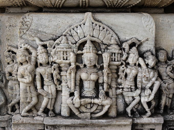 Ranakpur Jain temple, sculptures